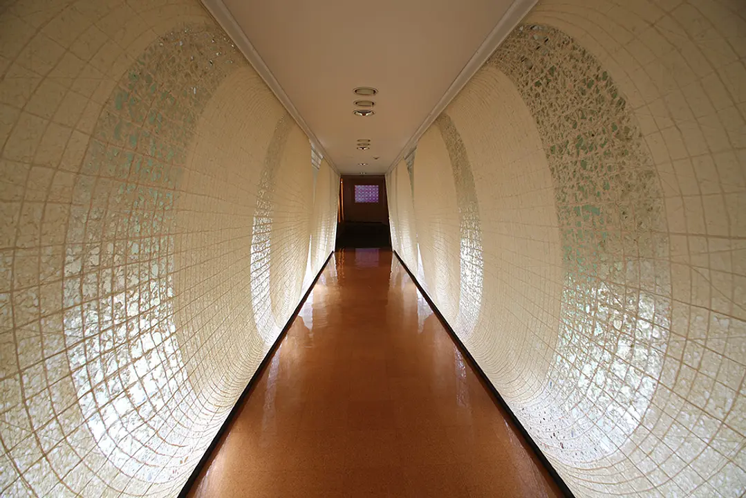 ほのかに外光が入るよう演出された展示室へと続く和紙の通路は、和紙アーティスト堀木エリ子氏によって施されたものです