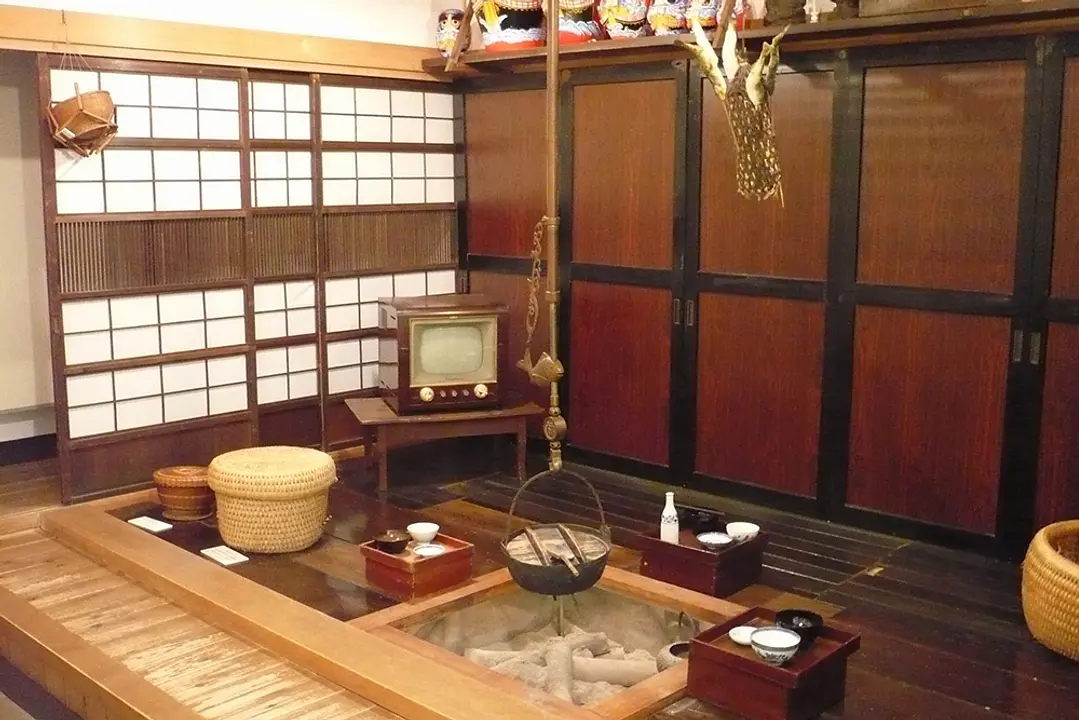 昭和30年頃の東北の農家台所を再現した展示。盆飾りとお供え、正月料理など、当時の伝統的な季節料理も紹介しています