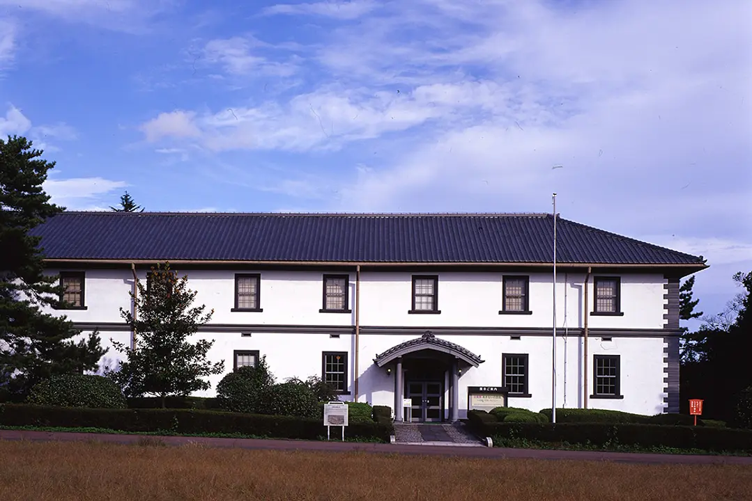 旧日本陸軍第二師団歩兵第四連隊兵舎を再利用した建物。公園は訓練に使われていました