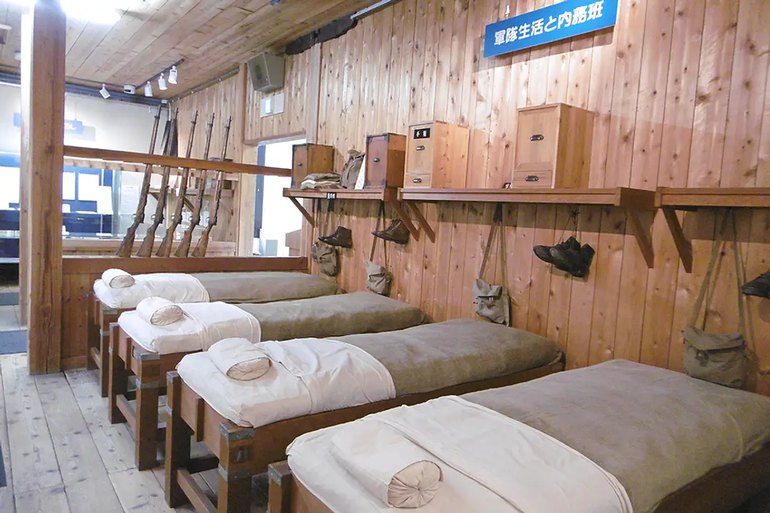 明治から昭和初期、兵舎だった当時の様子を復元。戦時の資料が多いこともこちらの特徴のひとつです