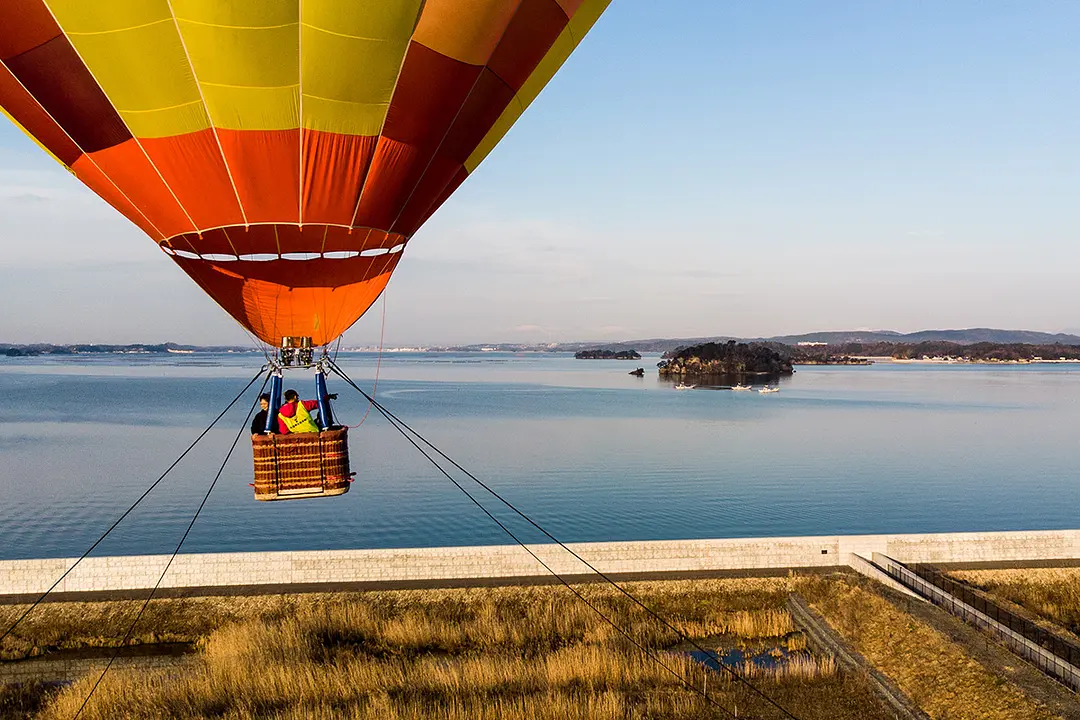 熱気球には5名が搭乗することができ、ご家族やお友達と一緒に体験することができます。