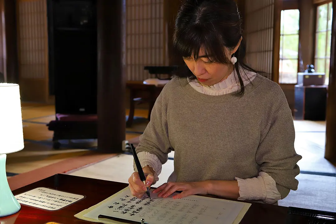 歴史ある御廟「貞能堂(さだよしどう)」の荘厳な空間で写経体験。