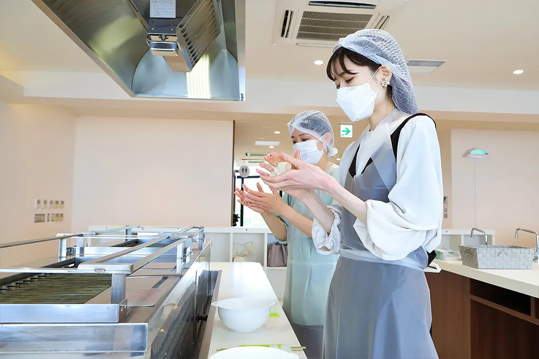 まずは、原料のすり身をこねます！魚は「たら」や「いとより」