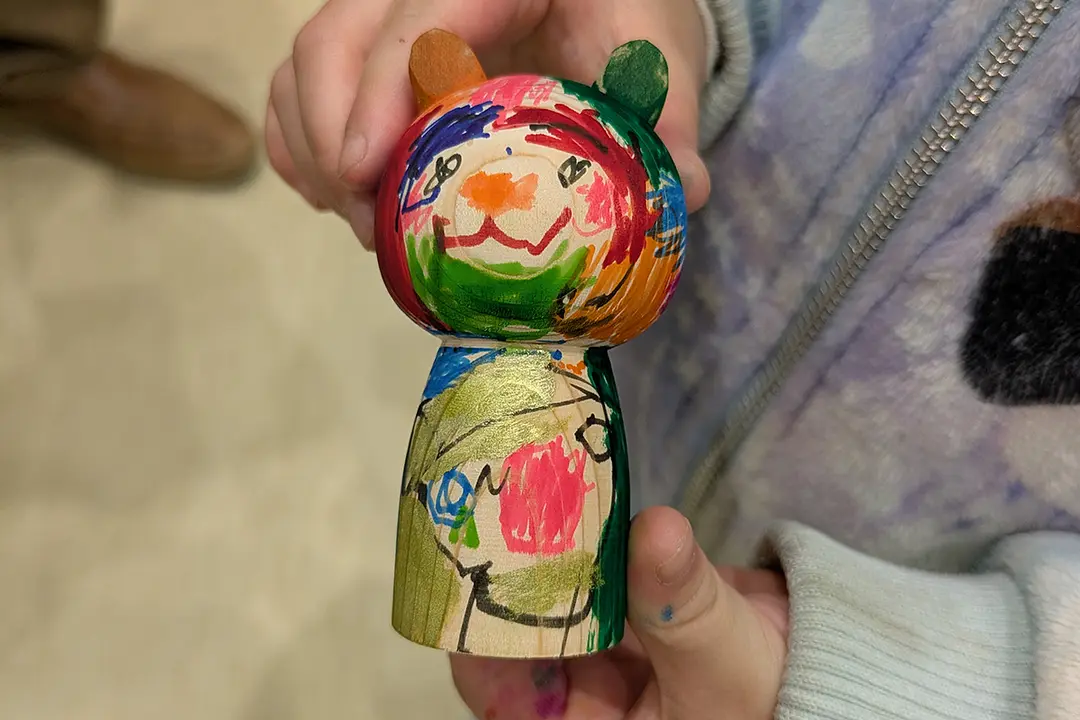 古民家アトリエで自由な夏休み！「にゃんこけし」の絵付け体験