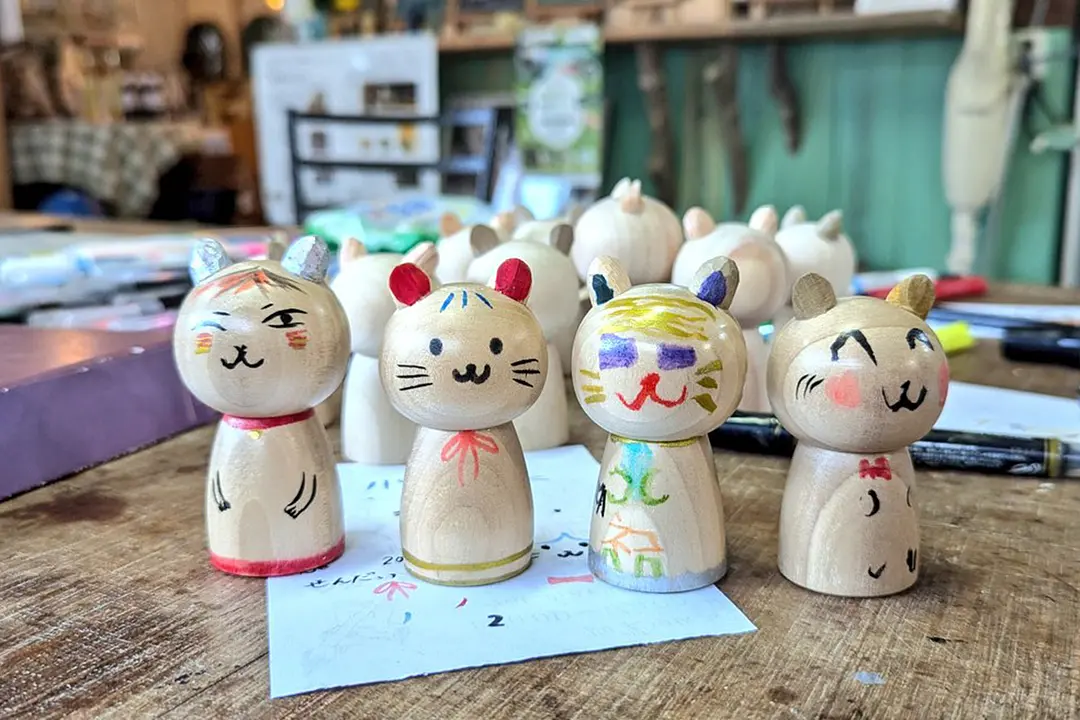 古民家アトリエで自由な夏休み！「にゃんこけし」の絵付け体験