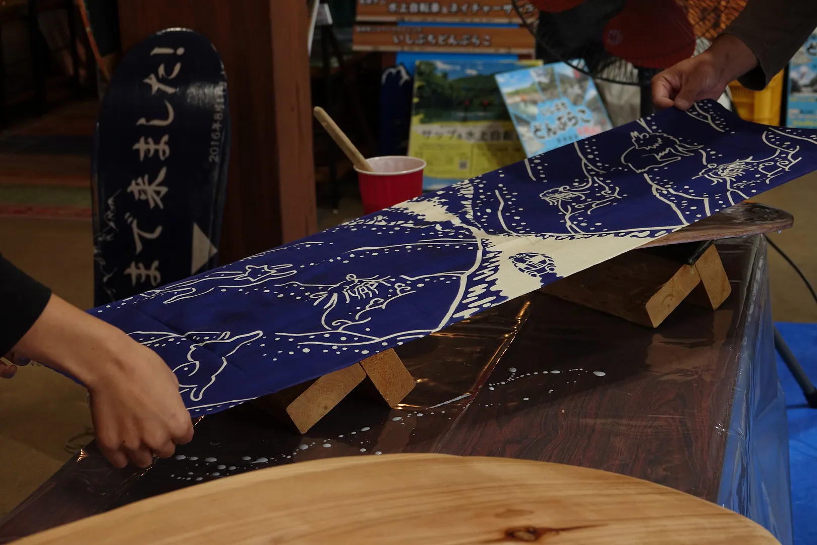 手ぬぐいや薄手の布を貼って作ります