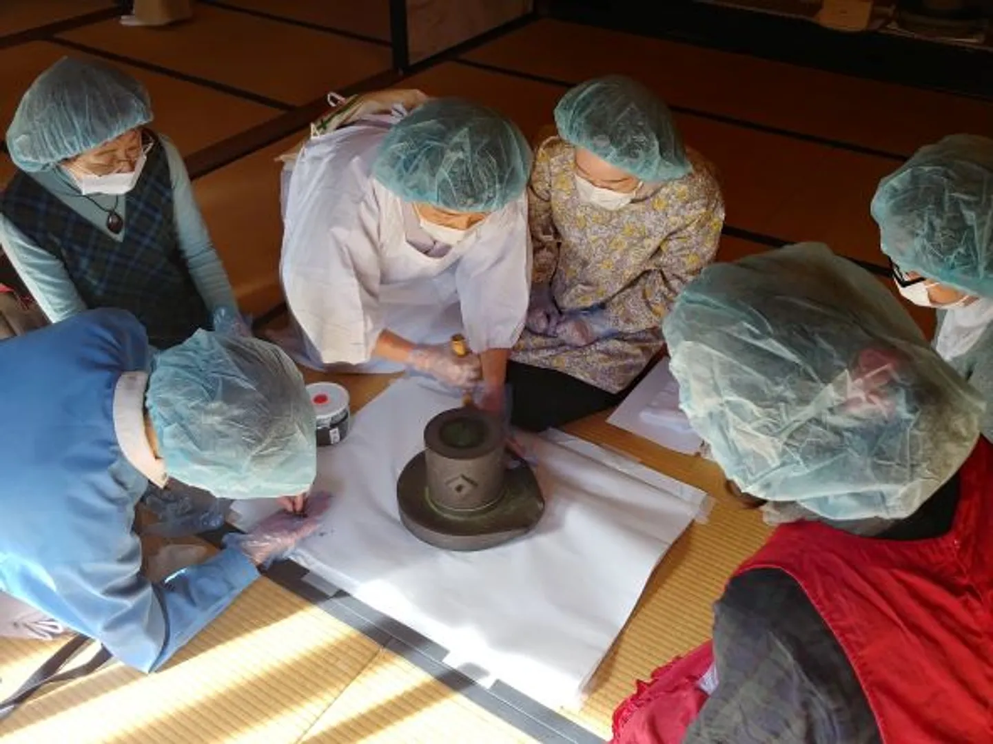 石臼でお茶を挽いているところ