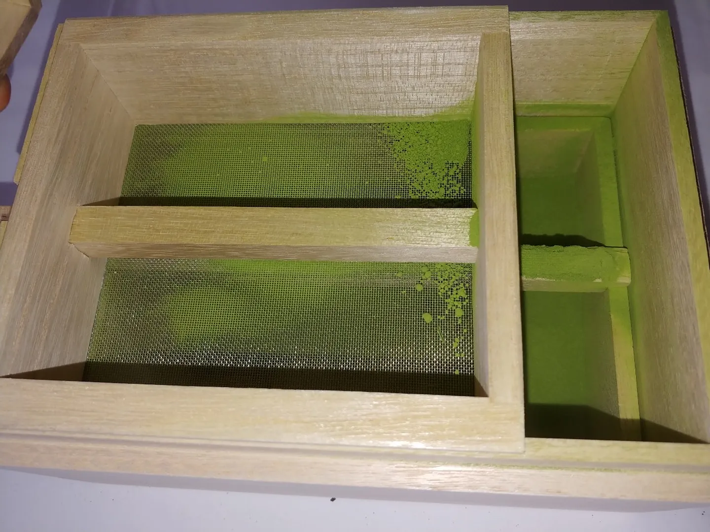 挽いたお茶は茶篩箱でキメを整えます