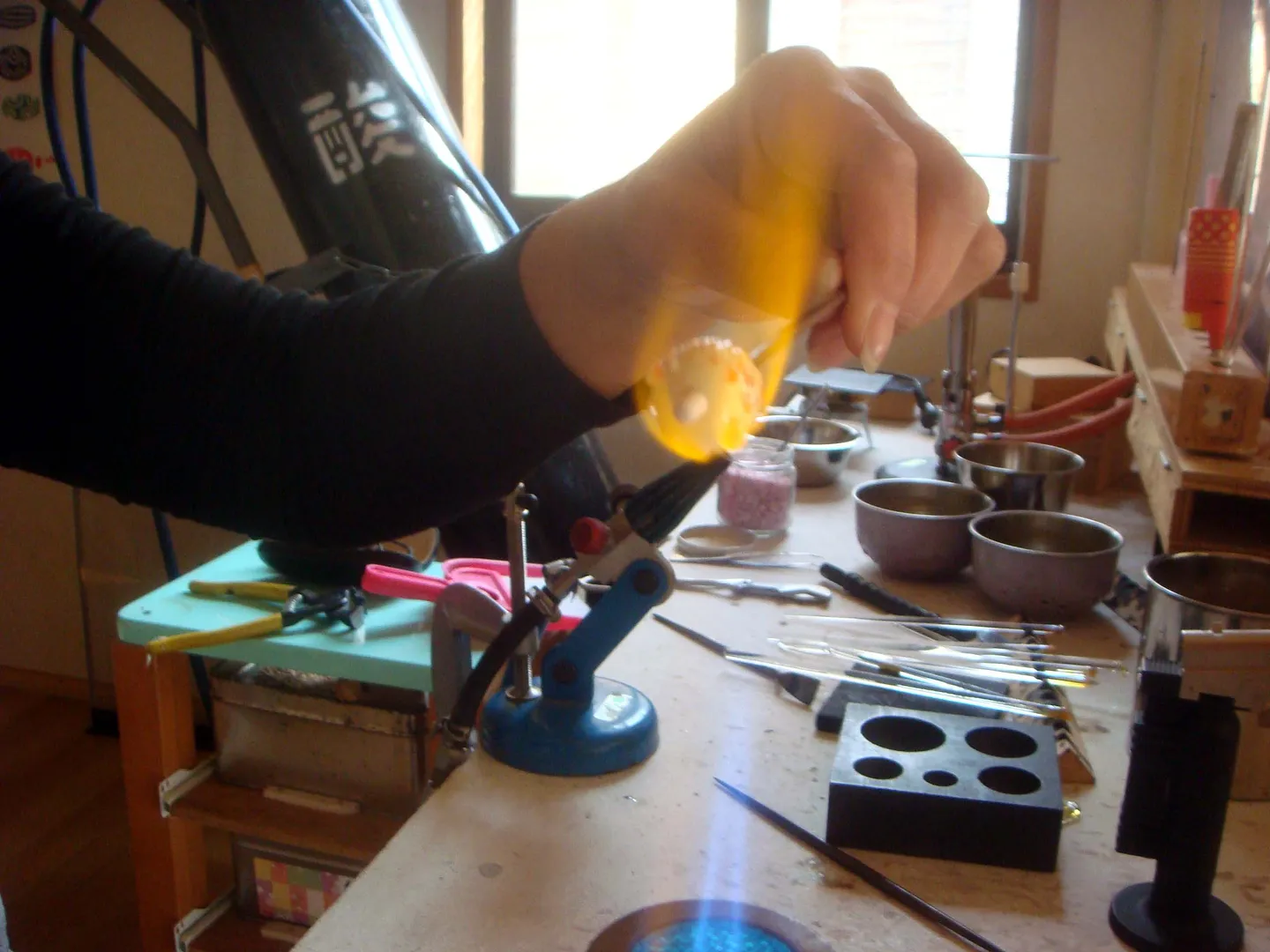 The appearance of making glass beads.