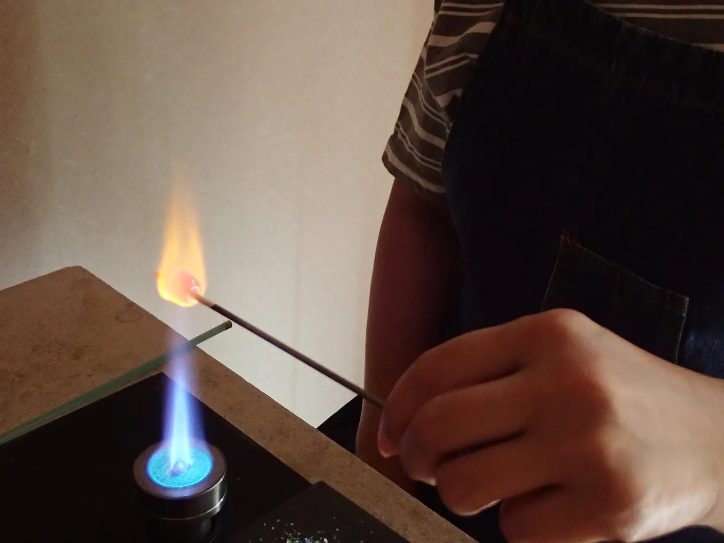 とんぼ玉を作っている様子