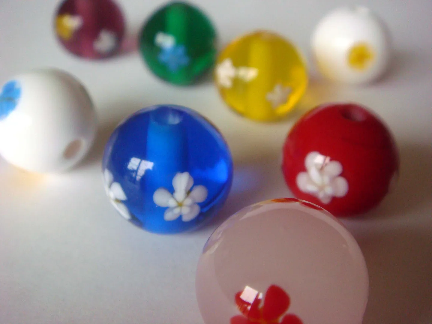 Flower pattern glass bead