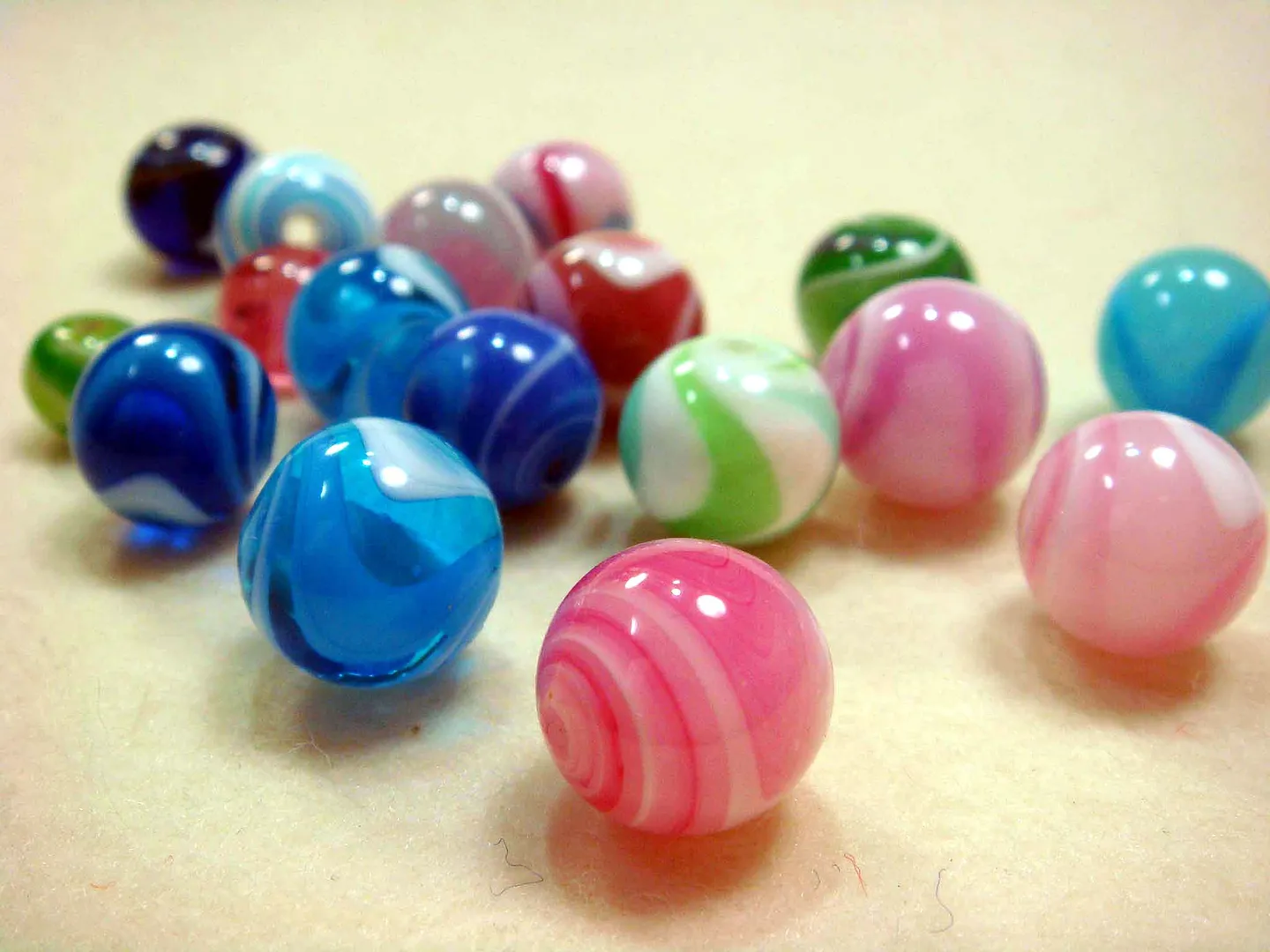 Marble-patterned glass bead