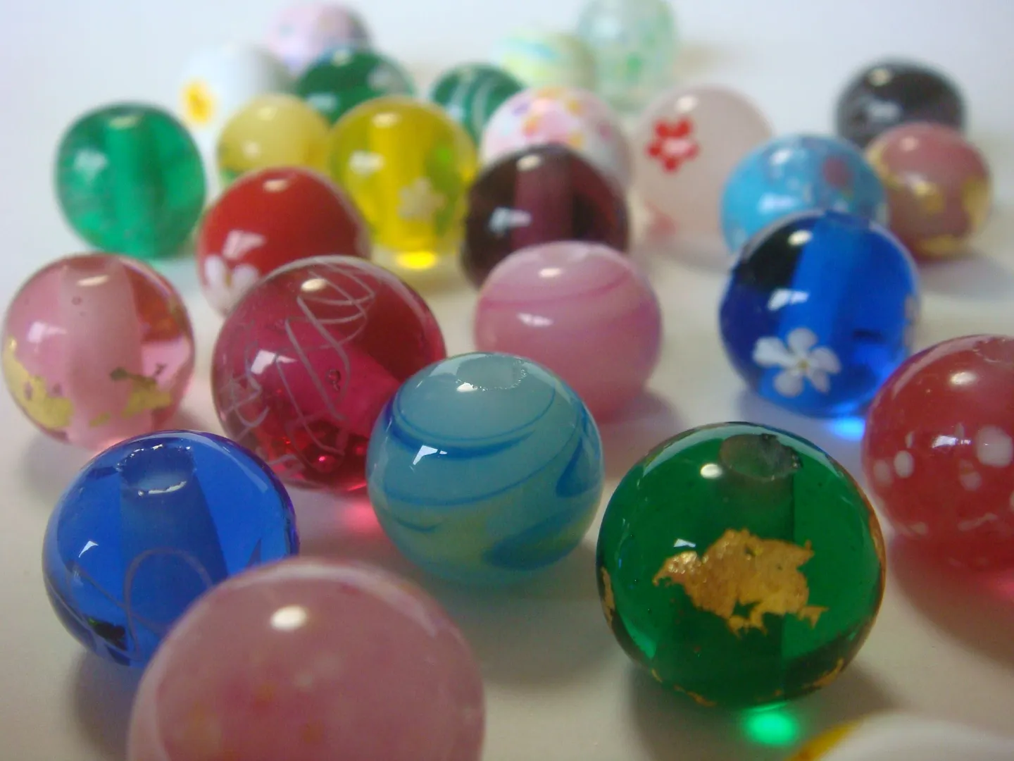 Gold leaf patterned glass bead