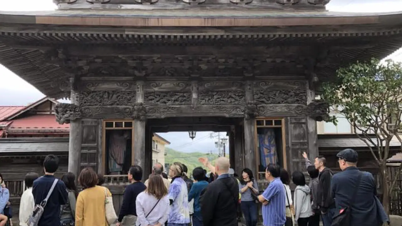 与僧侣一起游览寺庙