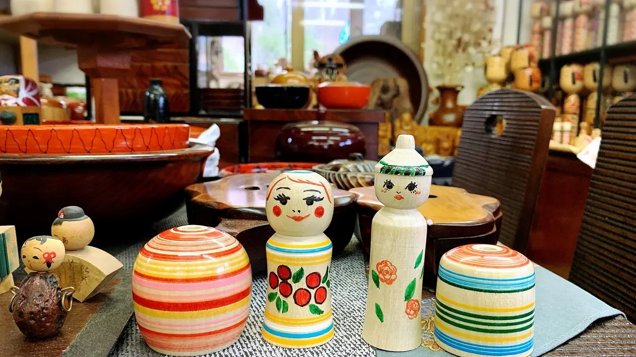 Kokeshi Painting Using a Traditional Lathe
