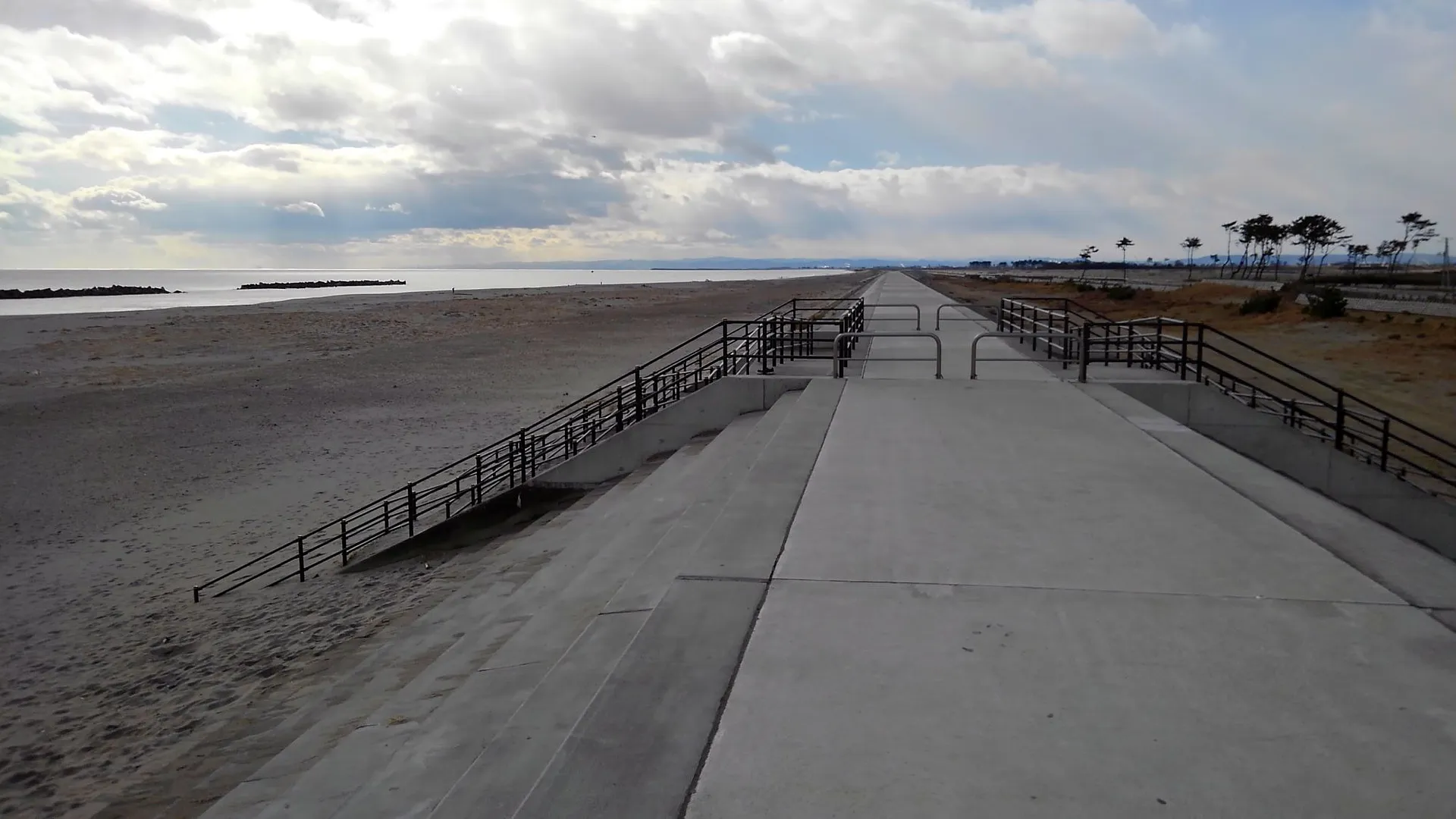 ชายหาดและกำแพงกันคลื่น