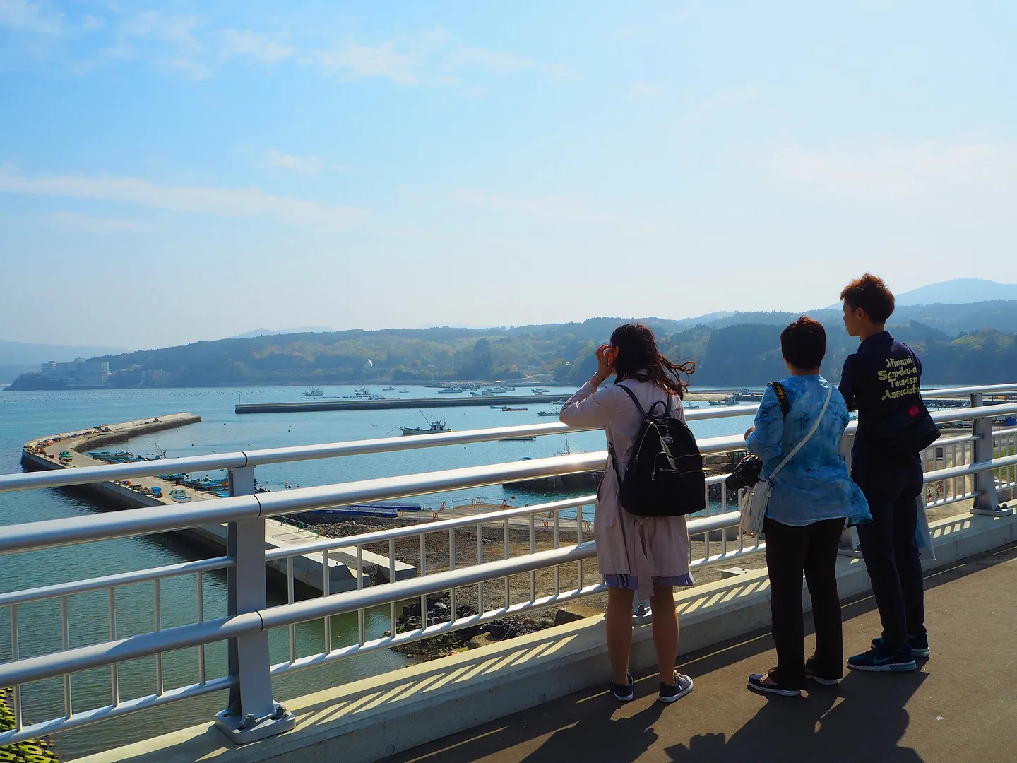 新しい街並みから海を臨む