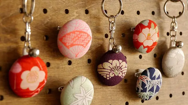 カフェで着物地の小物作り体験～きものキーホルダー編～