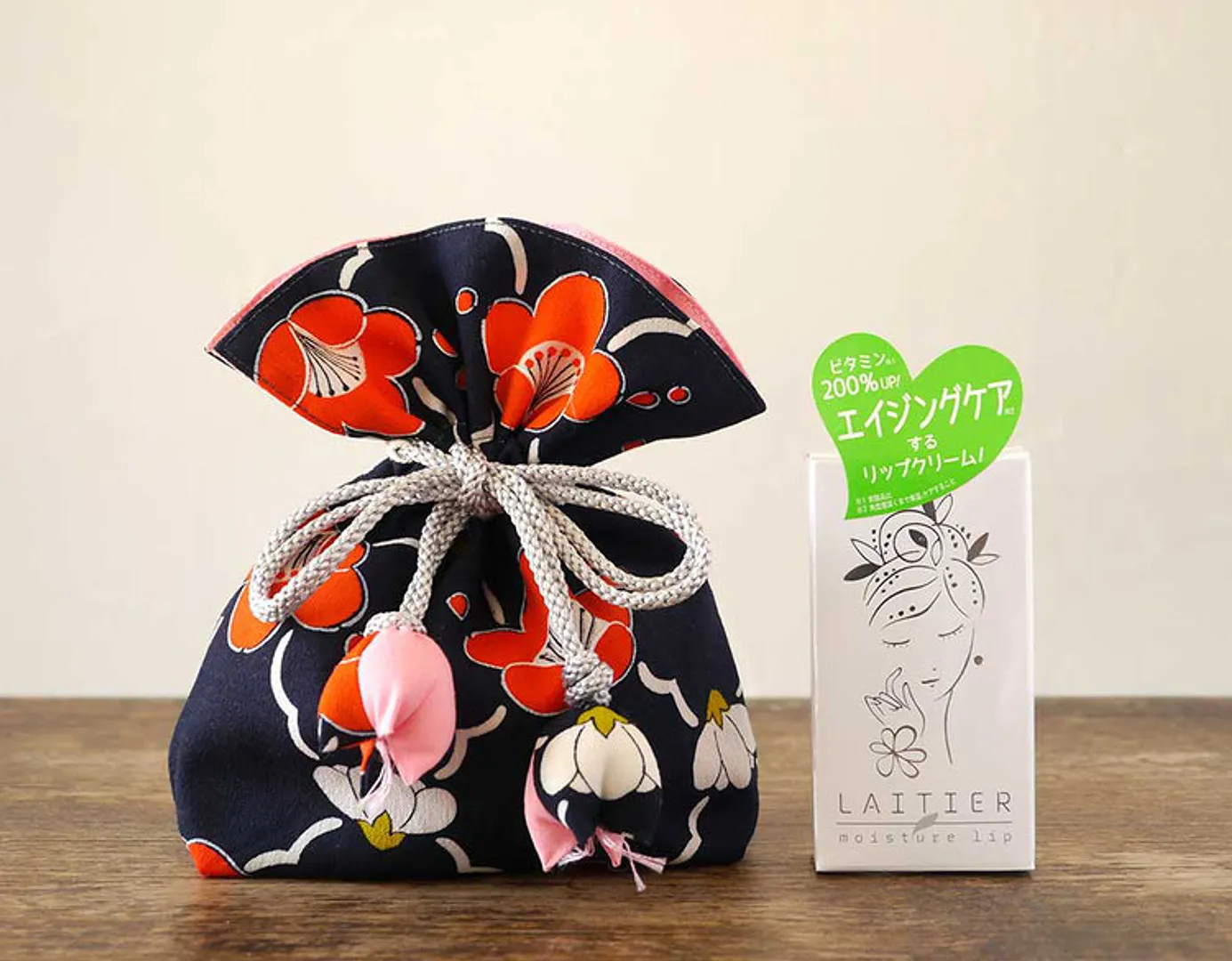 お土産（着物地の巾着とリップクリーム）