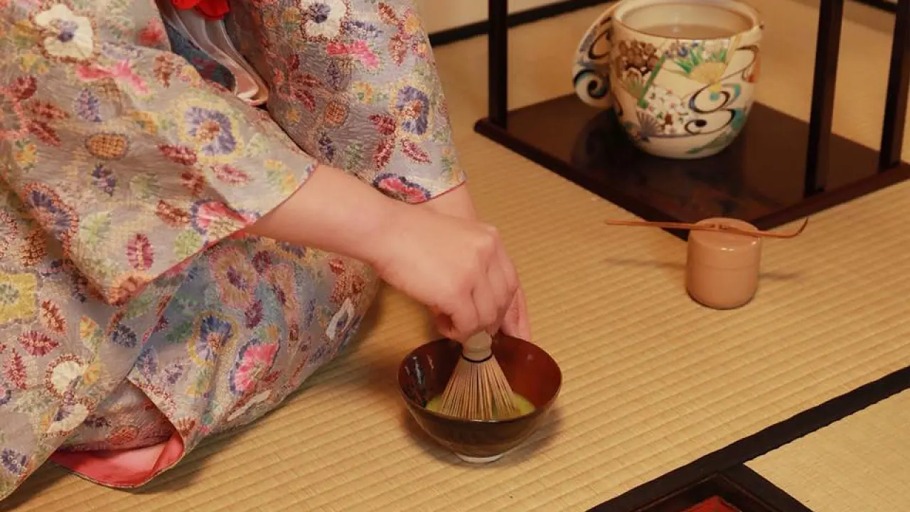 在正宗的日本茶室里制作抹茶