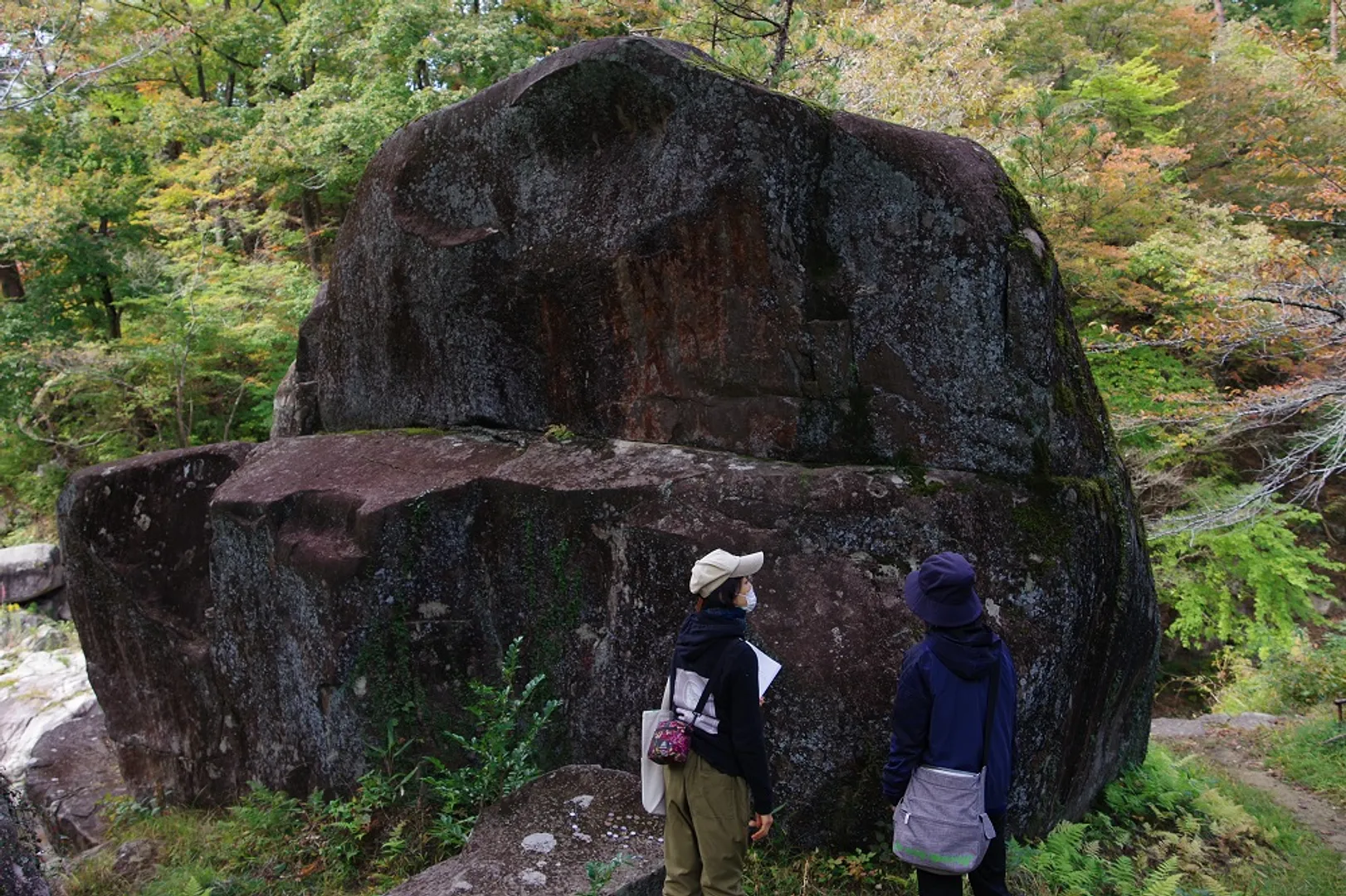 なんでもないような大岩にも、ちょっとした秘密があったり・・・？