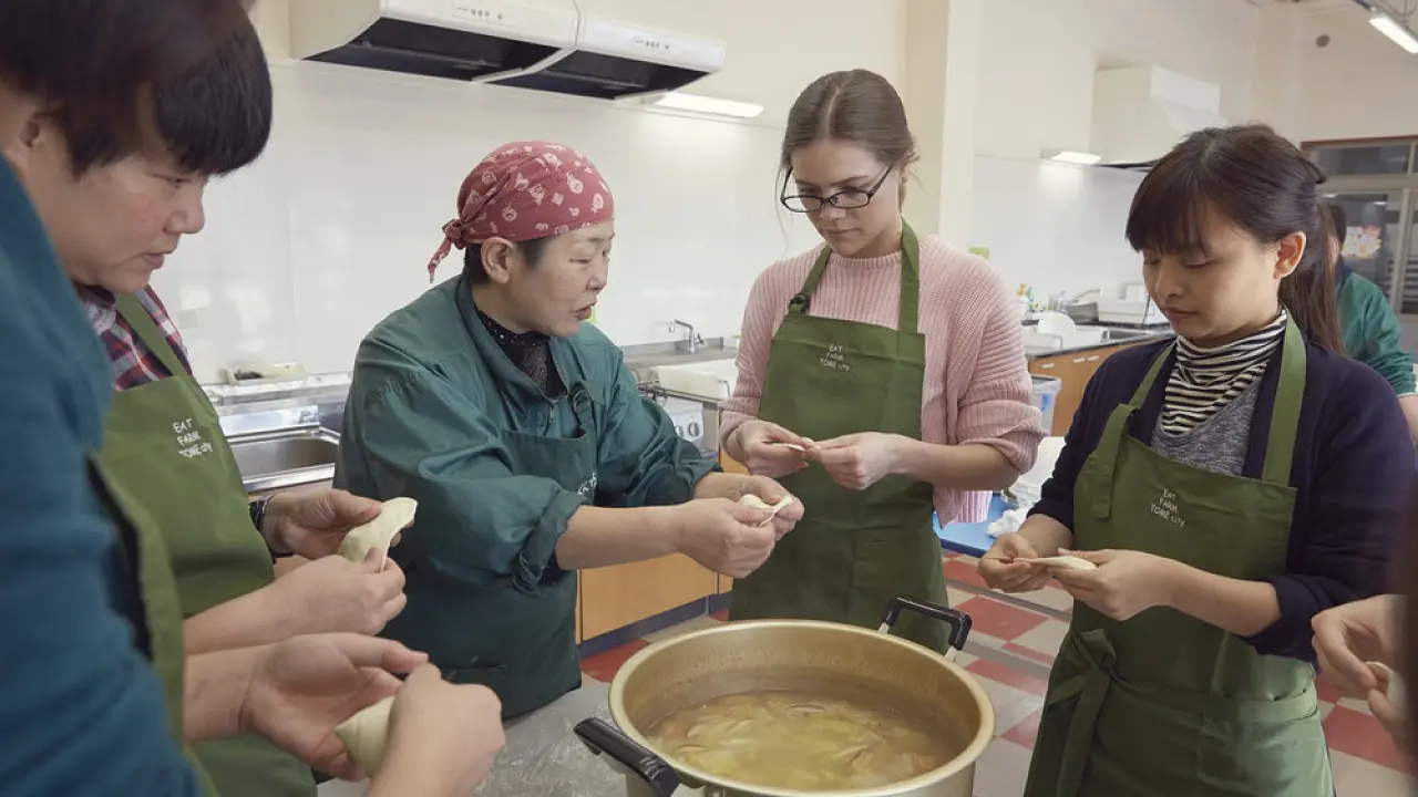 สัมผัสประสบการณ์การทำซุป "ฮัตโตะ" แบบดั้งเดิมในเมืองโทมซิตี้