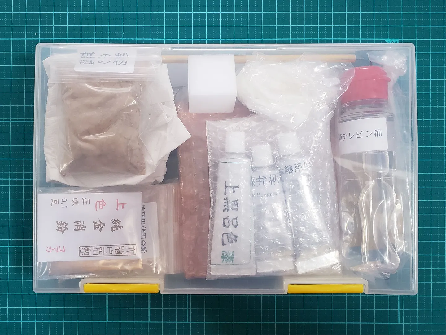 모든 필수 도구가 포함된 컴팩트한 사이즈의 오리지널 킨츠기 키트