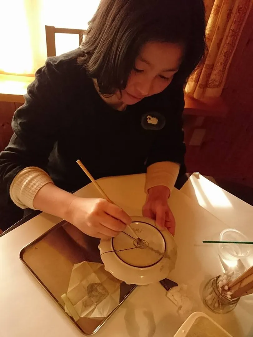 천연 옻칠을 사용하여 전통 킨츠기 기법을 연습해 보세요.