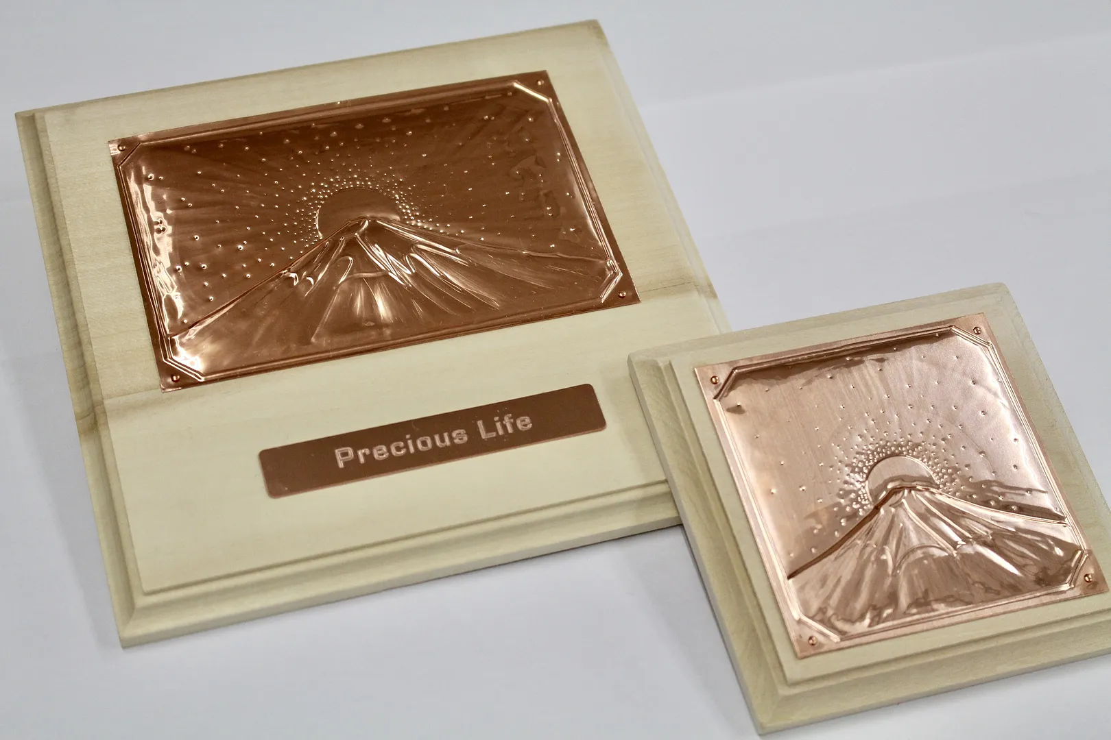 「富士山と日の出」大サイズ（キーフレーズプレート付き）と小サイズ