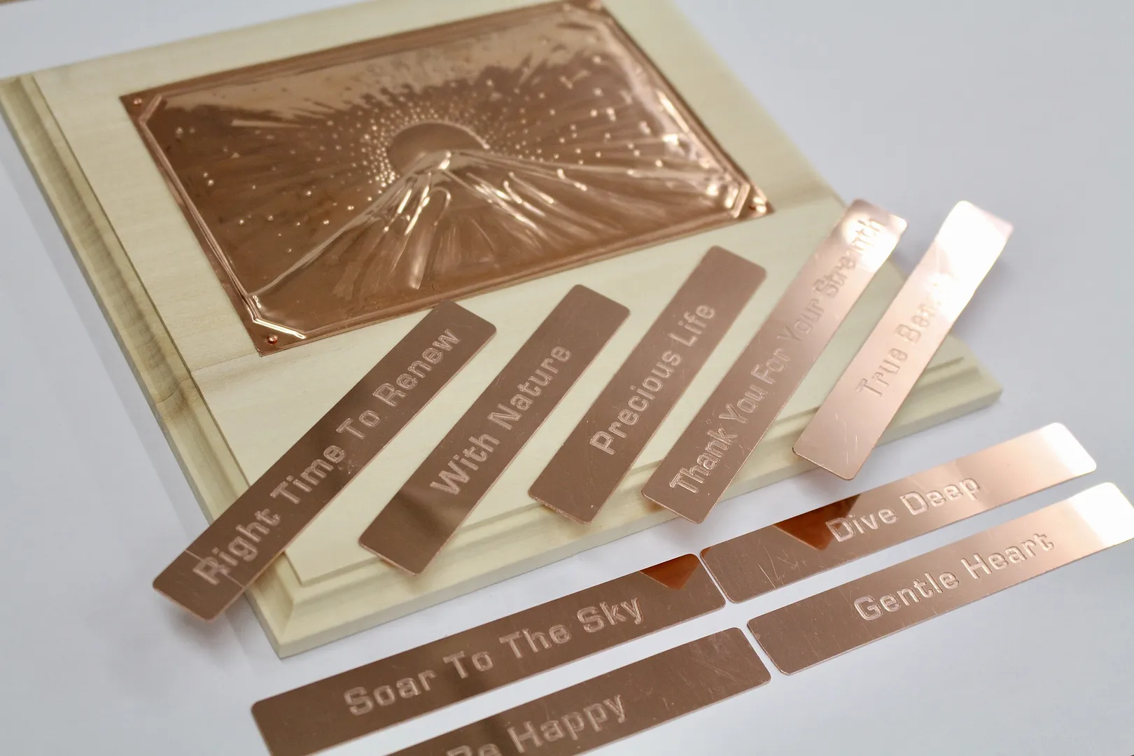 大サイズは、9種類の英語のキーフレーズプレートの中から1枚選んでいただきます