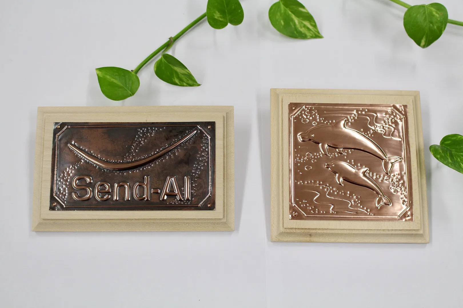 小サイズ（左「SEND-AI月」色あげ仕様／右「イルカ」）