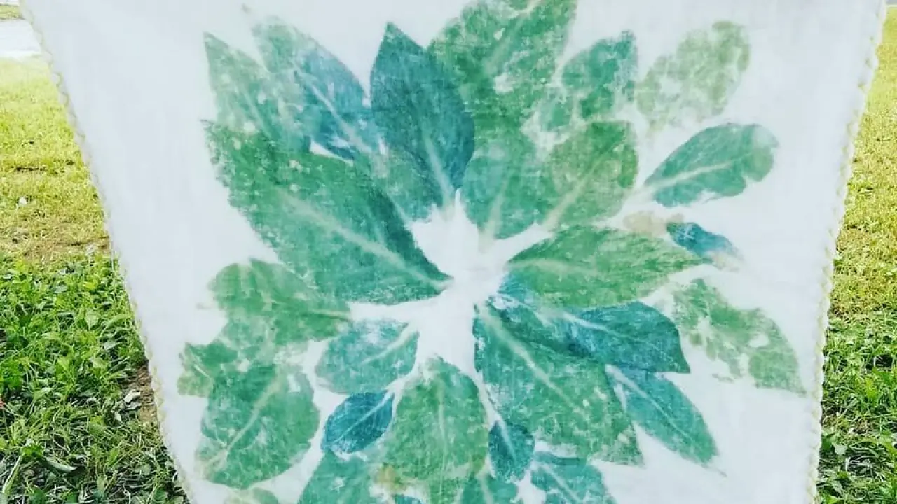 藍の葉のたたき染め体験