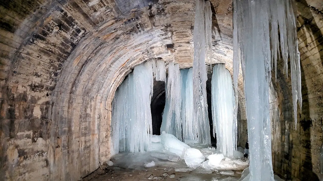 【福島・飯坂温泉】廃トンネルにできる氷の神殿を目指すスノーハイク