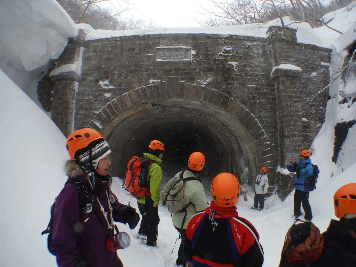 目的地の二ツ小屋隧道はモダンな門柱が特徴的な土木遺産です