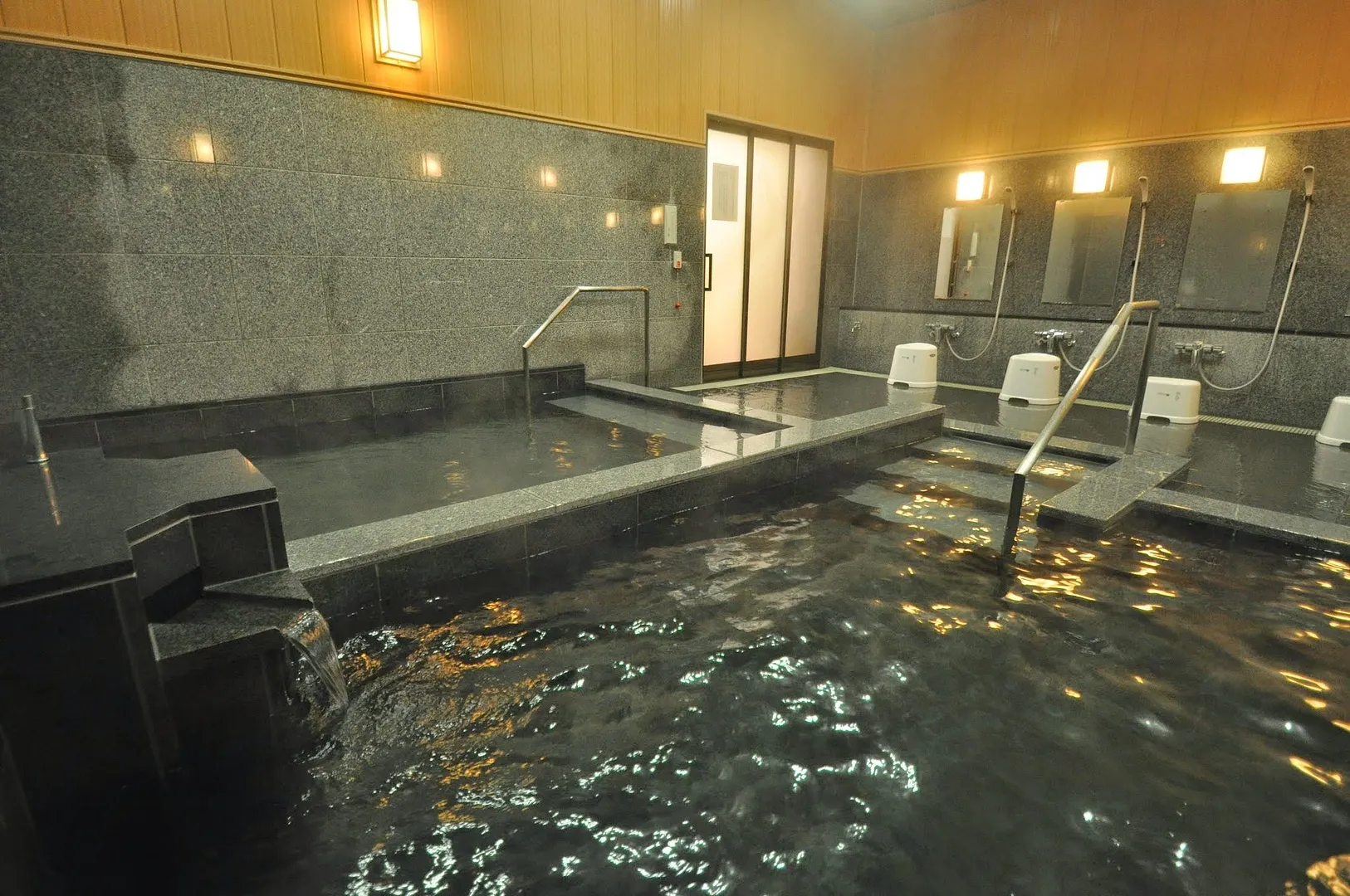 町内には9つの公衆浴場と約40件の温泉旅館があります