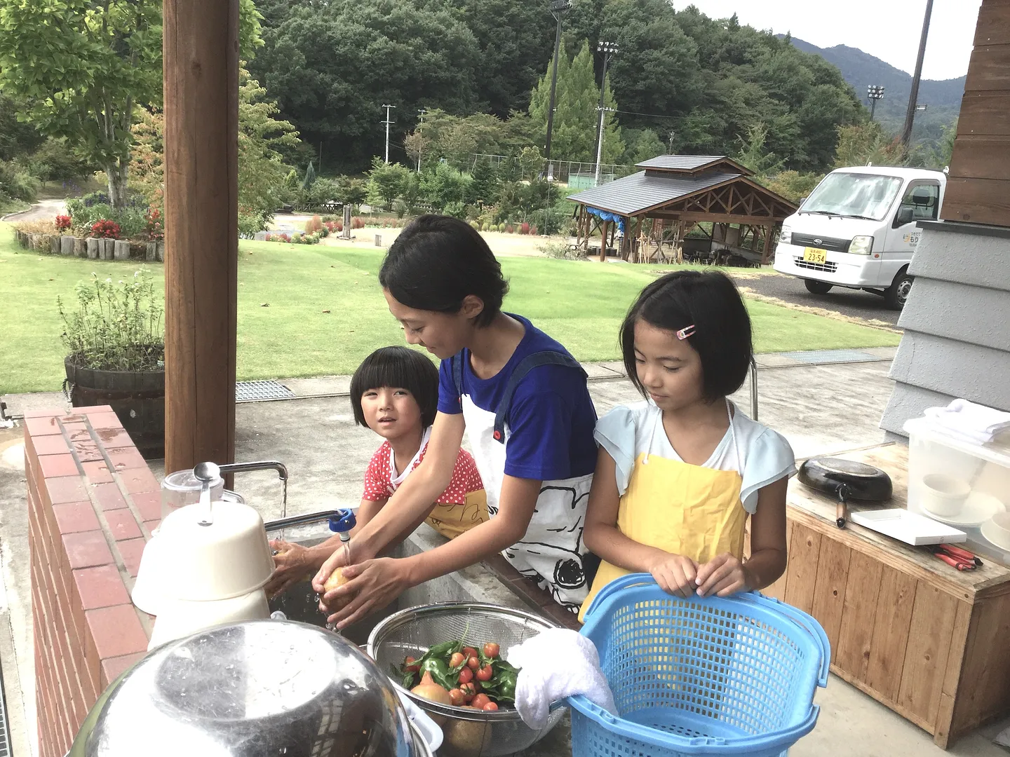 自家農園で収穫した野菜を洗ってトッピング