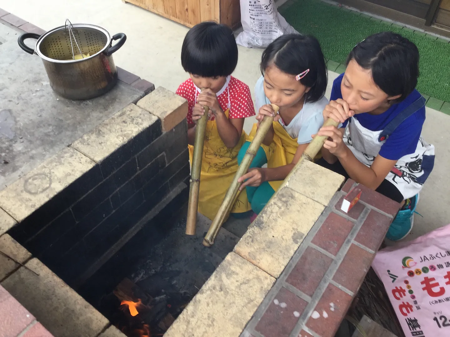 ピザは炭火焼き　炭火も自分たちでおこします