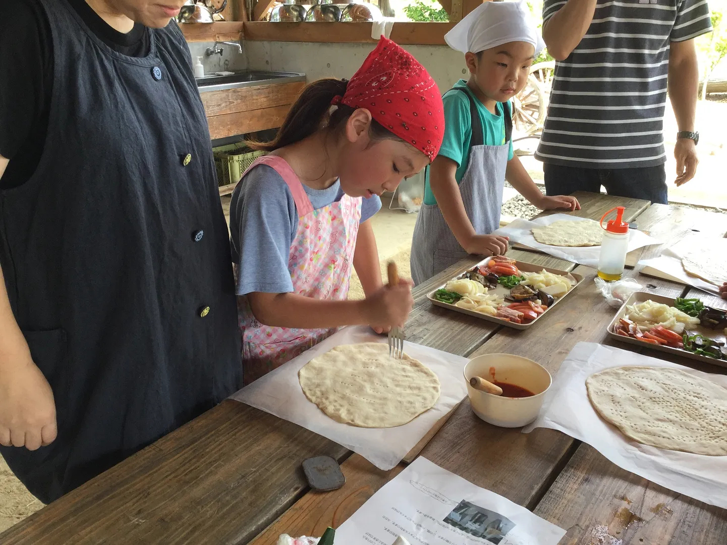 生地ができたら自家製のトマトソースを塗ります　自家製味噌のソースも美味しい！