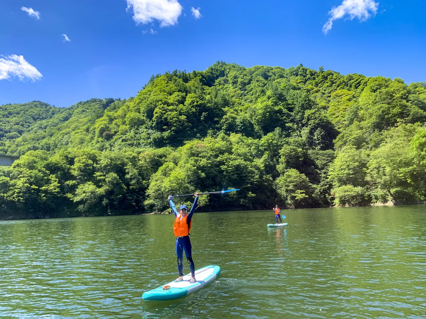 自然に囲まれた長井ダム湖を堪能！