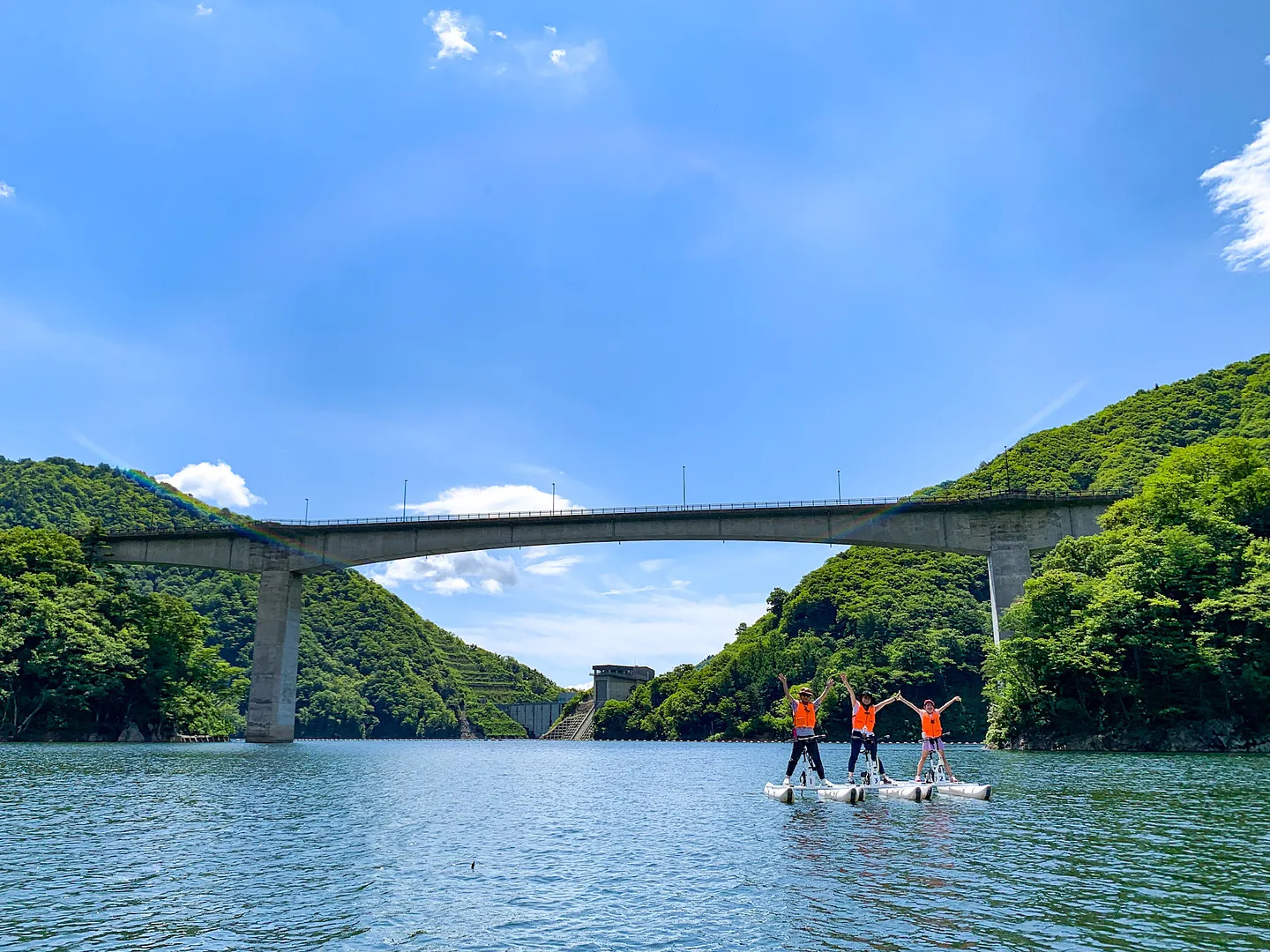 最後は大きな橋の前でポーズ！