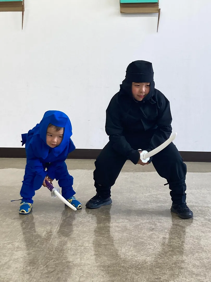 忍者になり切ってポーズ