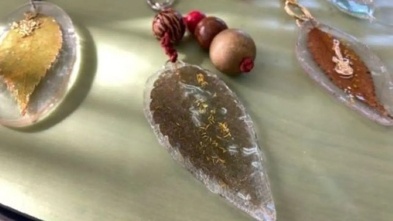 青葉通りの欅の葉っぱでキーフォルダー作り