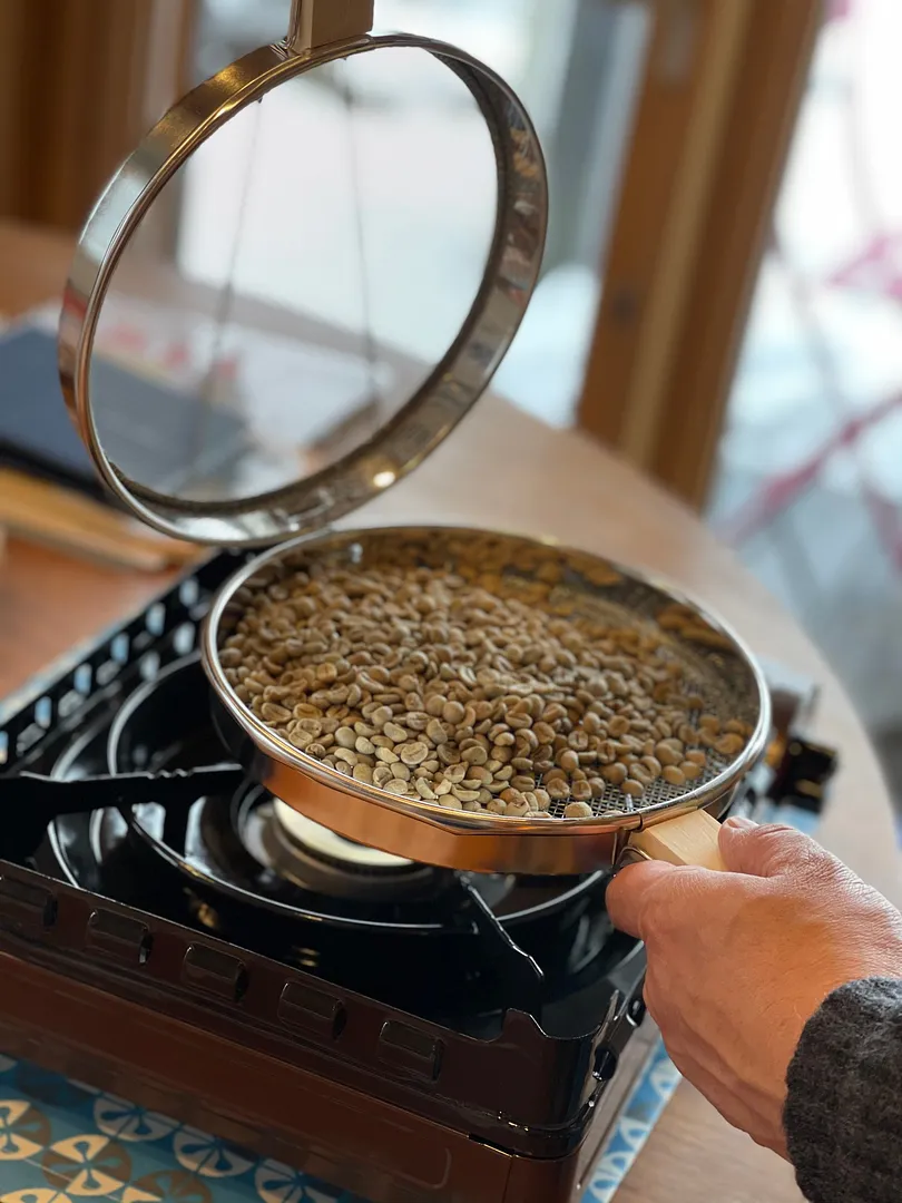 １．手網みに生豆をいれます