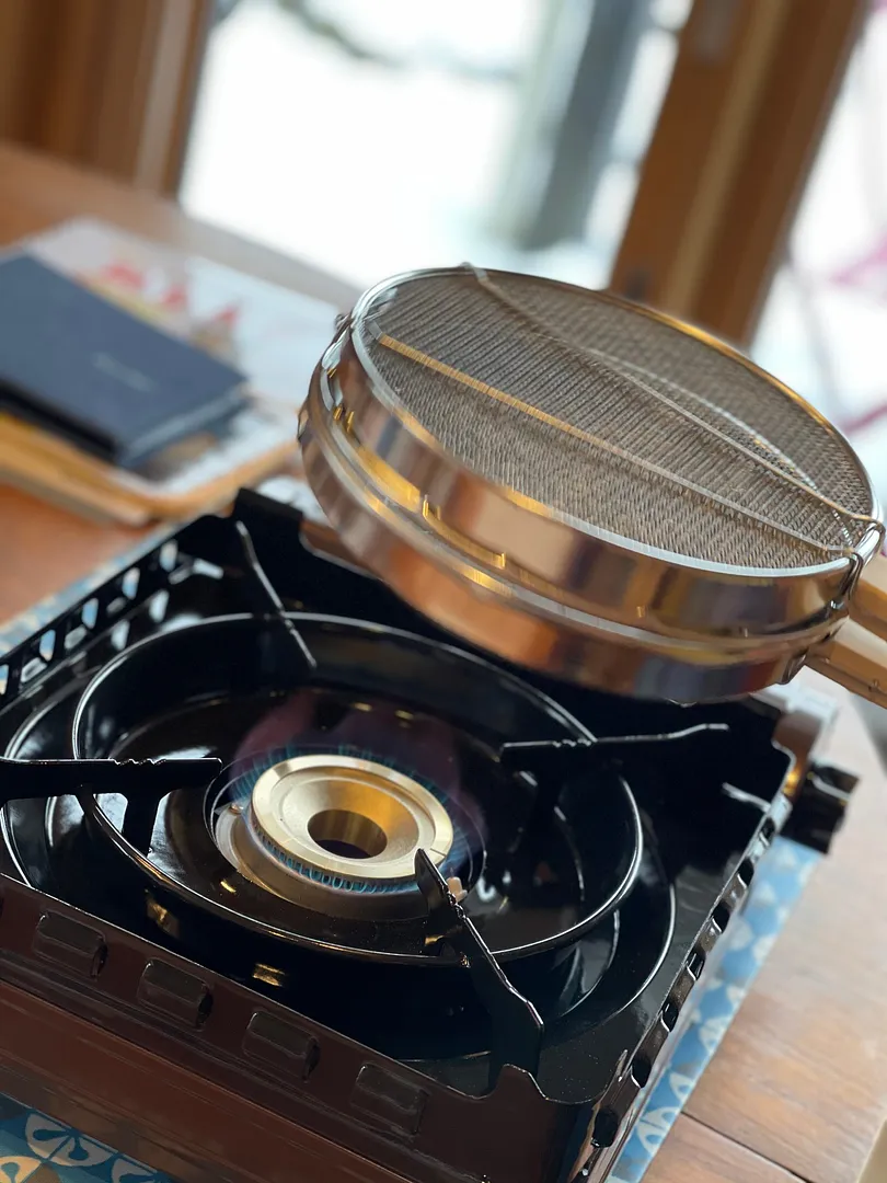 ２．生豆を手網みで焙煎します