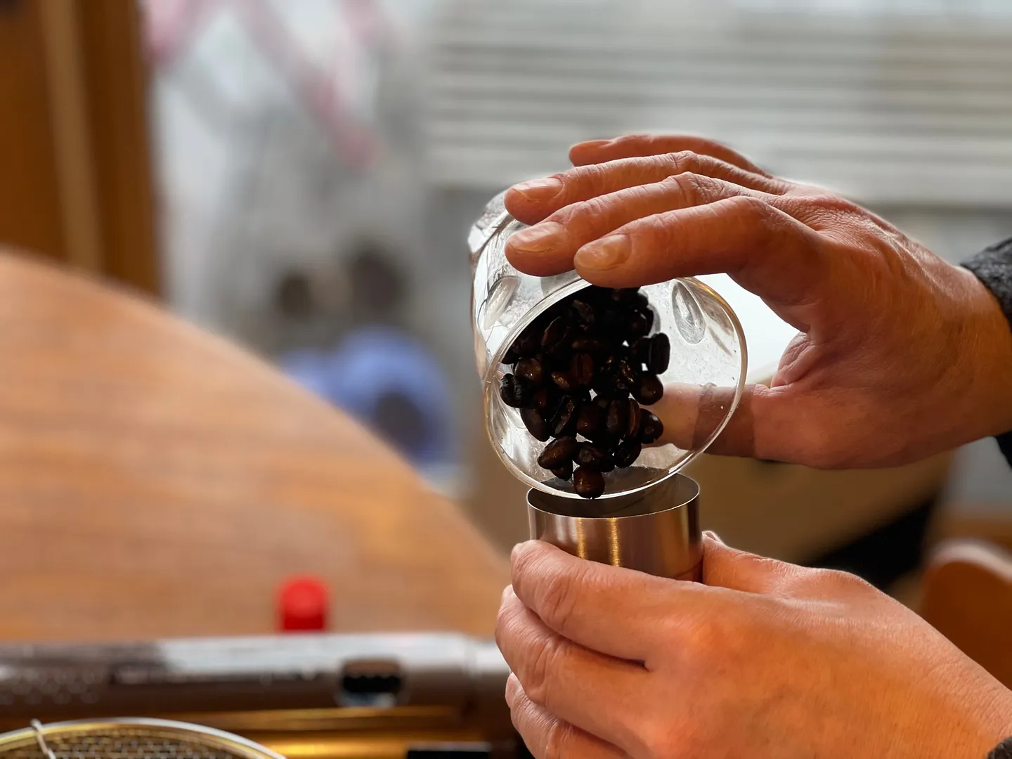 ４．焙煎した豆を手挽きミルに投入します