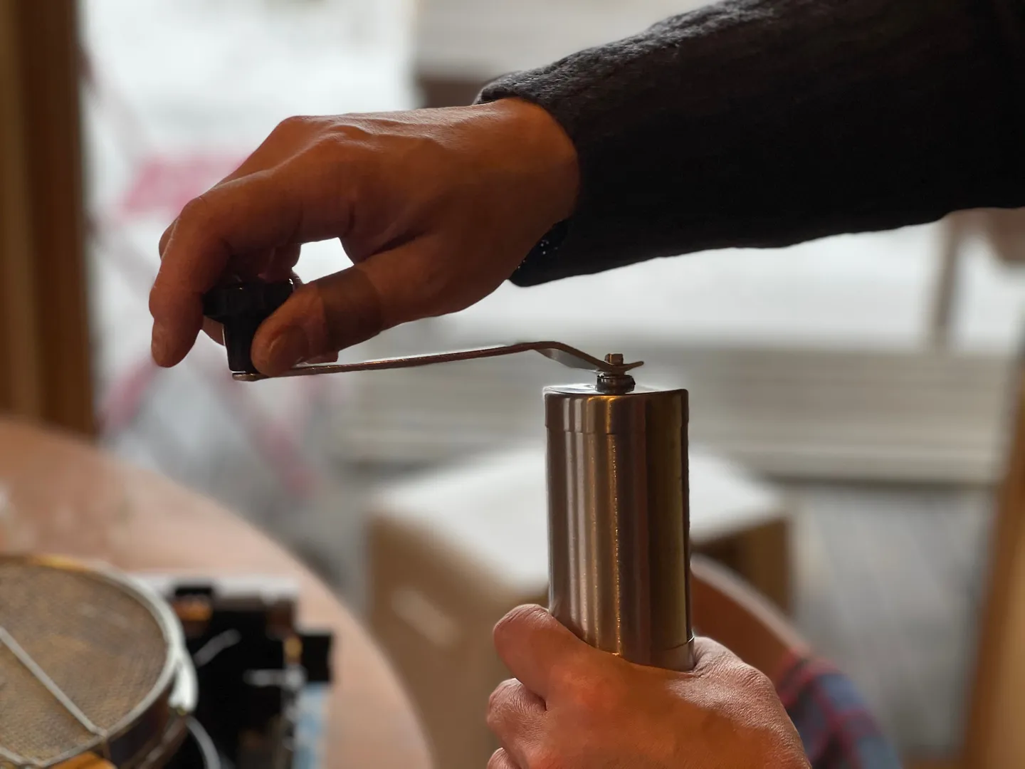 ５．手挽きミルで豆を挽きます