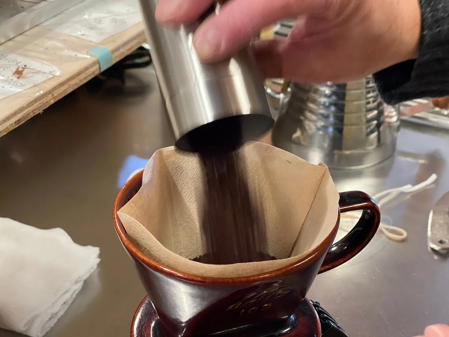 ７．焙煎した豆とお店の豆で珈琲を淹れて飲み比べをします