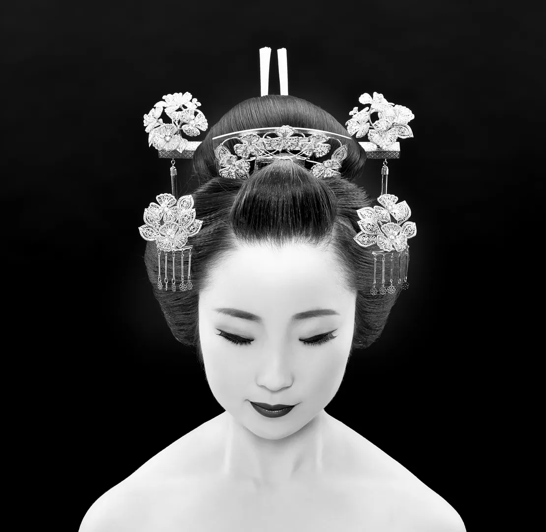 ①体験プログラムの完成イメージ写真。モノクロorカラーお好みでお写真を残せます。