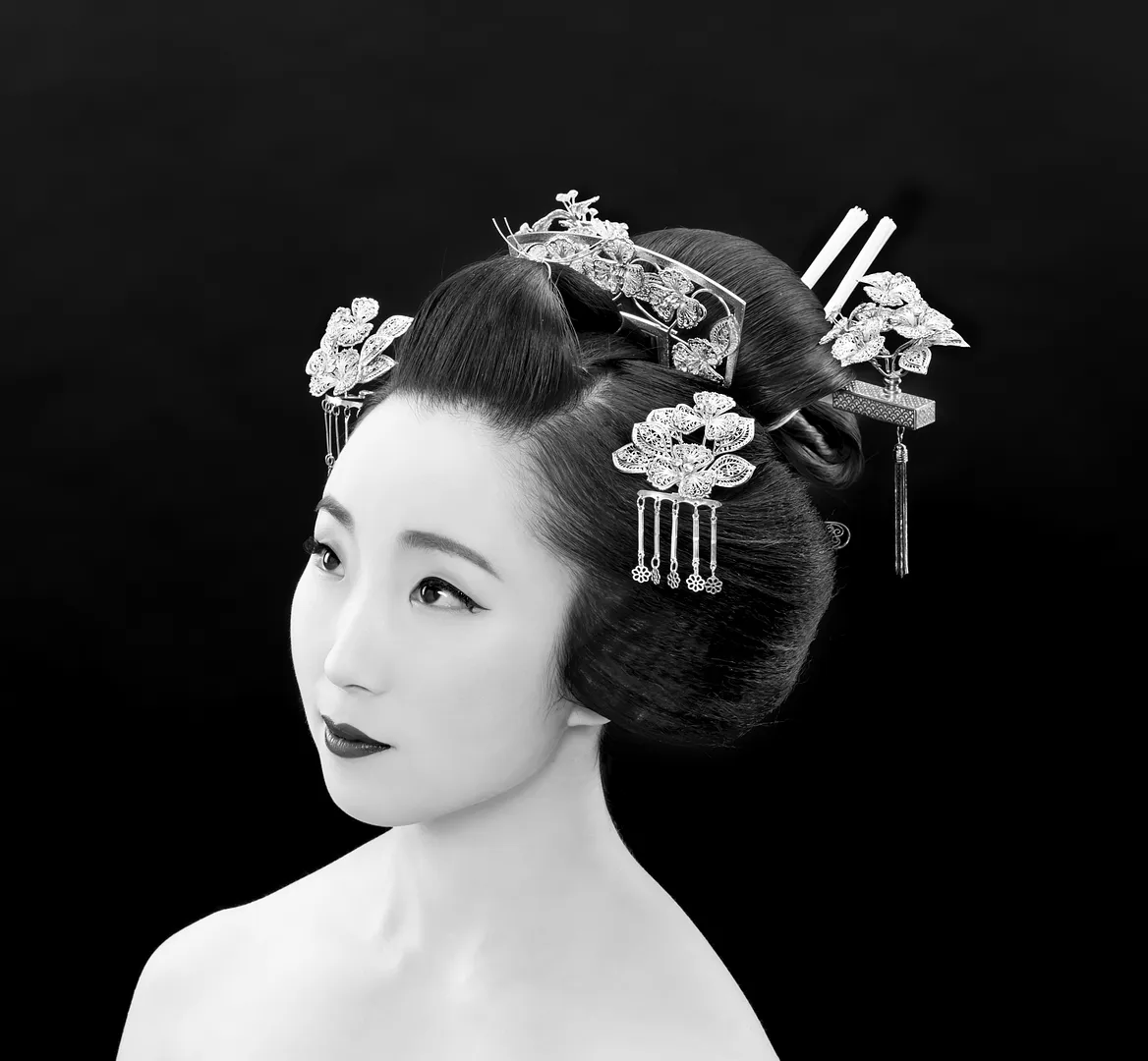 日本髪が映えるアングル、凛とした美しい表情のお写真を心掛けています。