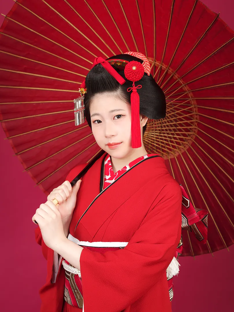 ②体験プログラムの完成イメージ写真。着物を着て撮影いたします。